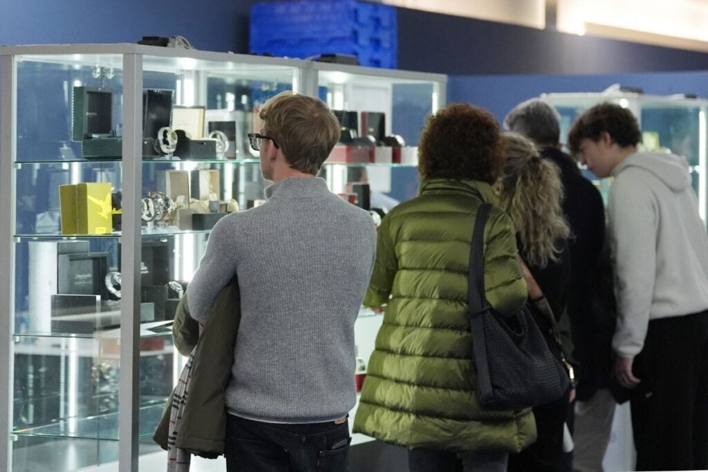 Visitantes a consultarem relógios e preços na secção VO'Vintage da Vicenzaoro | Foto: Vicenzaoro