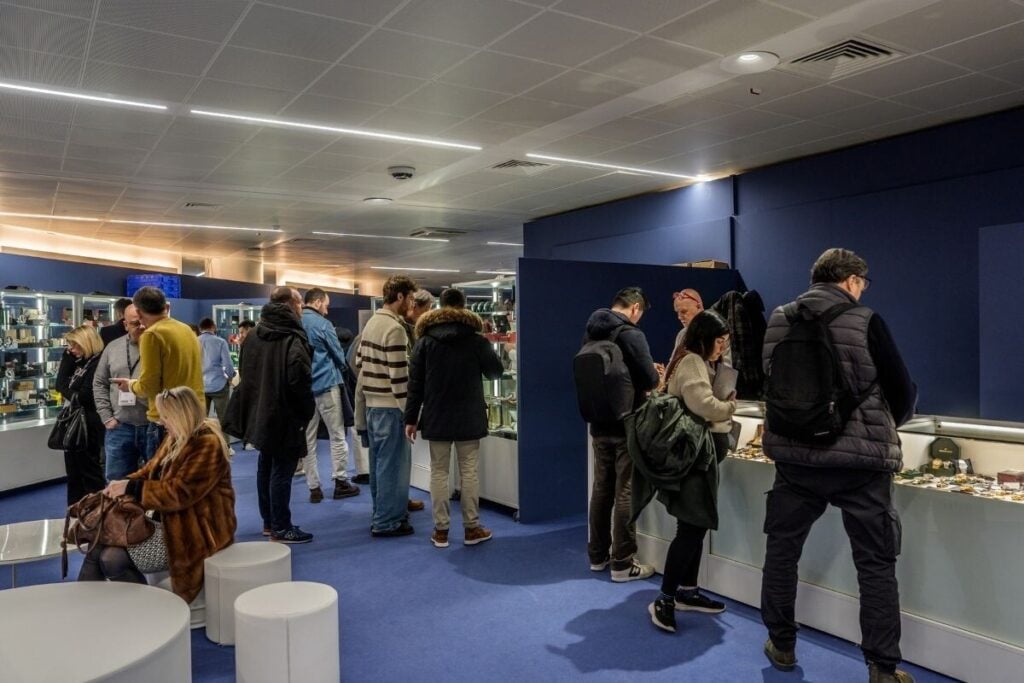 público e aficionados visitam a secção Vo'Vintage da Vicenzaoro