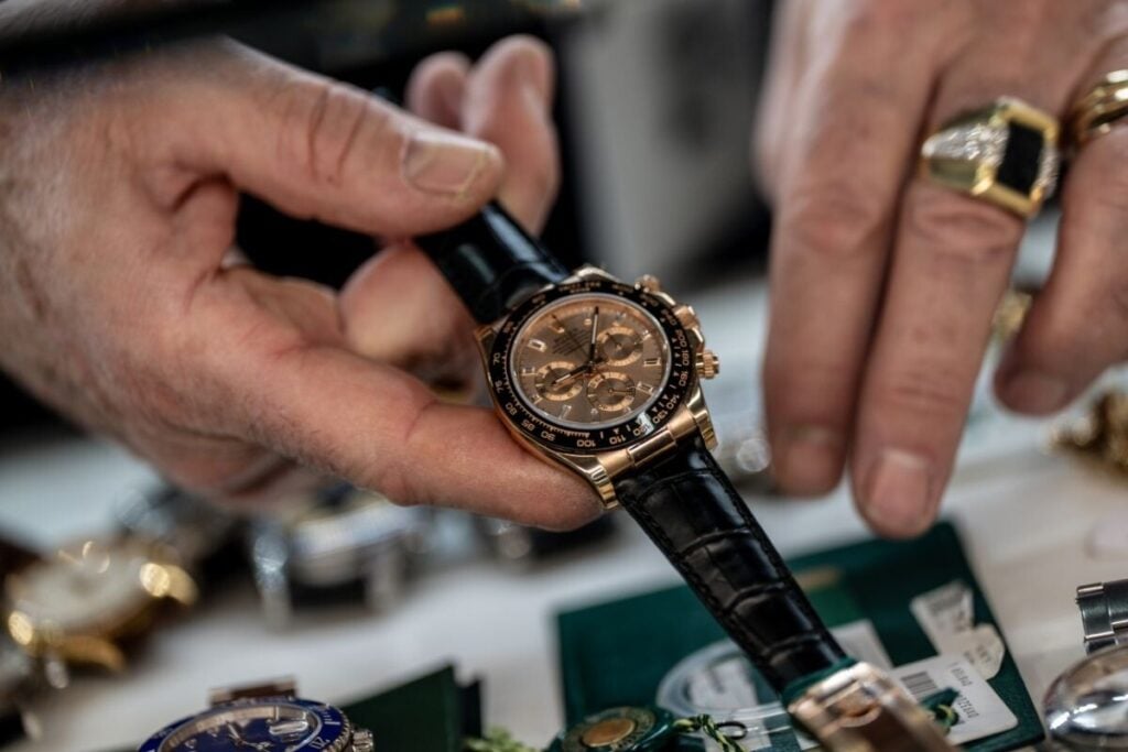 Um Rolex Daytona em ouro rosa mostrado aficionados e vendedores na secção Vo'Vintage da Vicenzaoro | Foto: Vicenzaoro