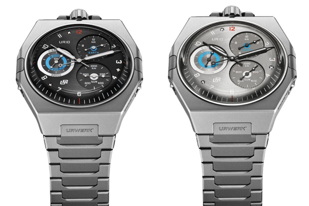 Dois rel&oacute;gios de pulso Urwerk em tit&acirc;nio, apresentados lado a lado, com mostradores multicomplicados em preto e cinzento, detalhes em azul e bracelete integrada em metal.