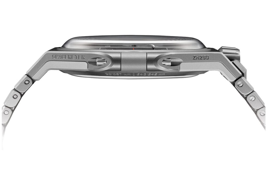 Vista lateral de um rel&oacute;gio de luxo em tit&acirc;nio, com caixa robusta, vidro curvo e inscri&ccedil;&otilde;es &ldquo;Spacemeter&rdquo; e &ldquo;ZH280&rdquo; gravadas na lateral.