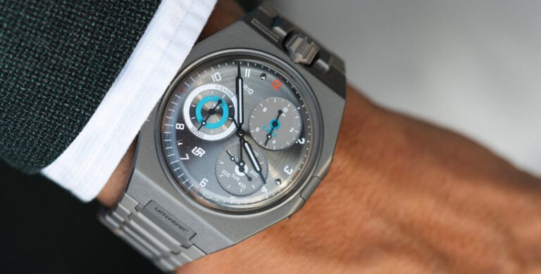 Relógio de luxo Urwerk em pulso, mostrando o mostrador detalhado com múltiplos submostradores e design futurista.