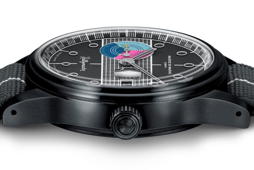 Imagem de um relógio Maurice de Mauriac modelo Rallymaster apresentado de lado, destacando a caixa preta e o design da correia.