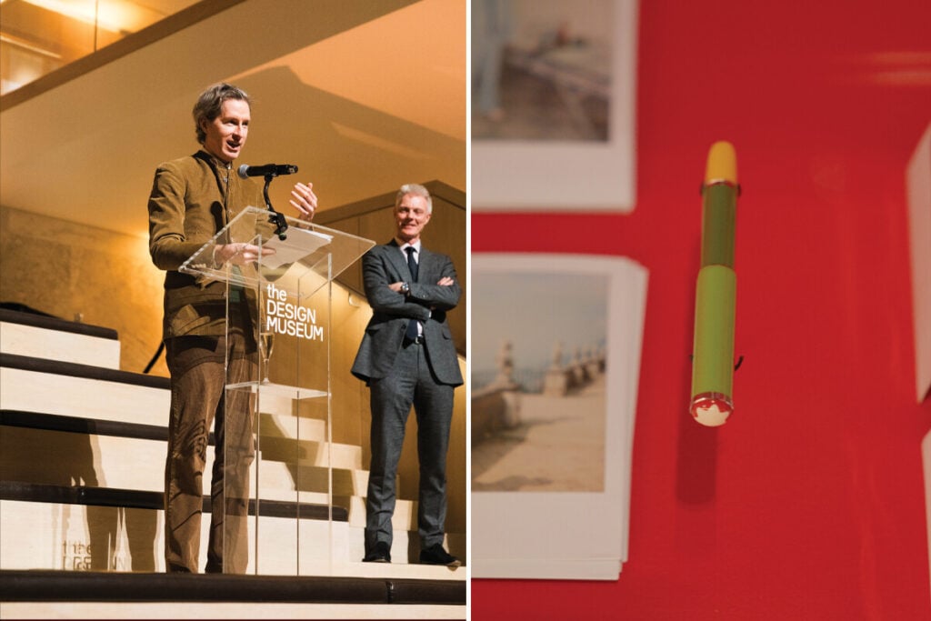 Homem a discursar num p&uacute;lpito do Design Museum e, ao lado, um pequeno objecto cil&iacute;ndrico suspenso sobre um fundo vermelho.