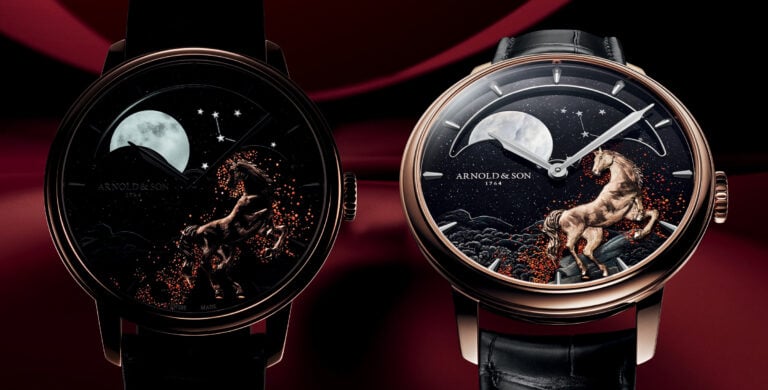 Relógios de luxo com cavalo em relevo e fase da lua sob céu estrelado.