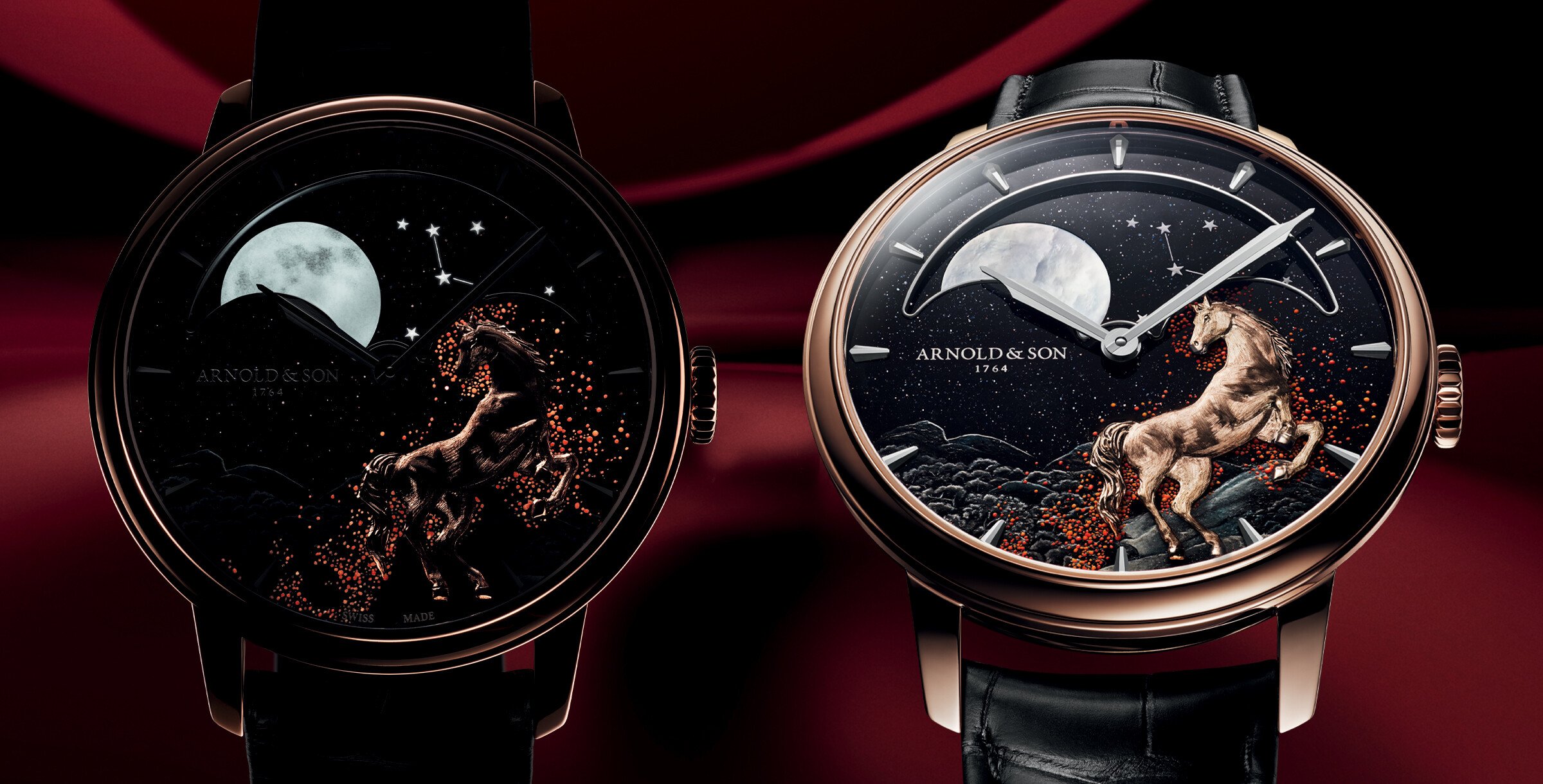 Relógios de luxo com cavalo em relevo e fase da lua sob céu estrelado.
