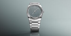 Relógio Parmigiani Fleurier Tonda PF Micro-Rotor em aço, com mostrador azul-ágave texturizado, fotografado sobre fundo em degradé cinzento-esverdeado.