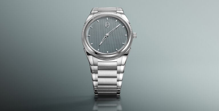 Relógio Parmigiani Fleurier Tonda PF Micro-Rotor em aço, com mostrador azul-ágave texturizado, fotografado sobre fundo em degradé cinzento-esverdeado.