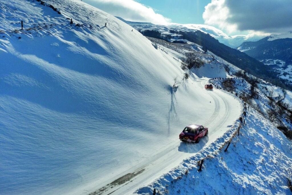 Automóveis no rally Hero