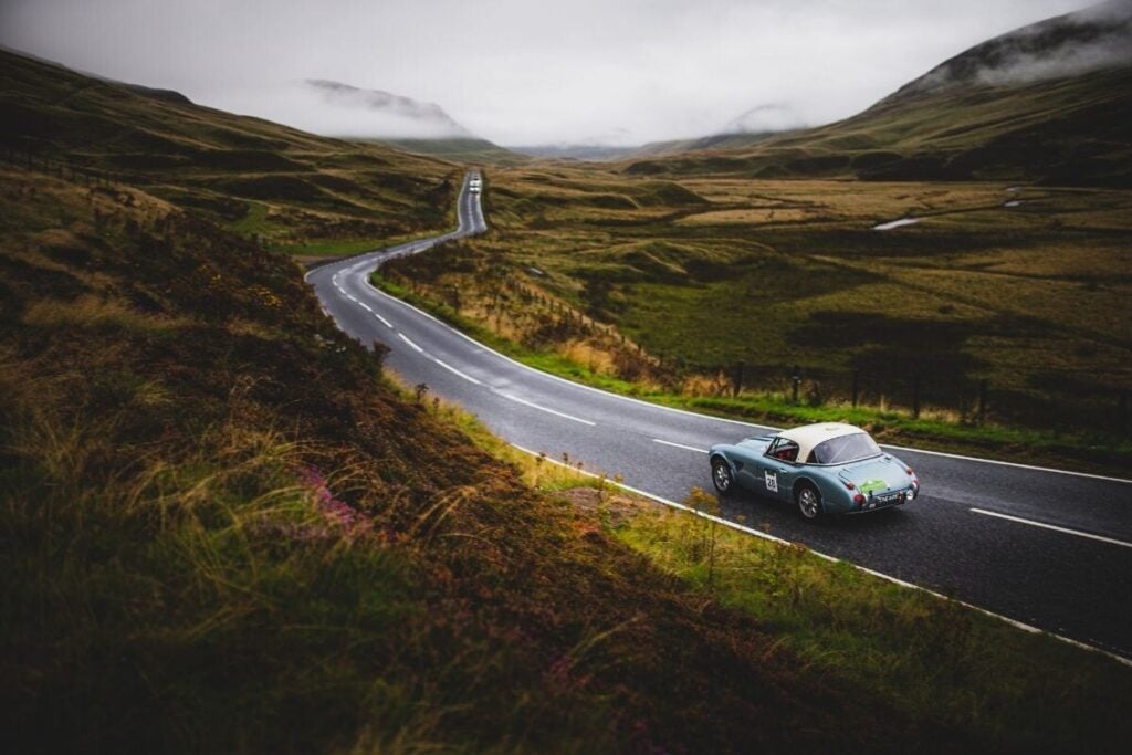 Automóveis no rally Hero