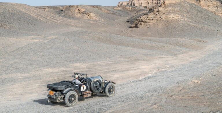 Automóveis no rally Hero