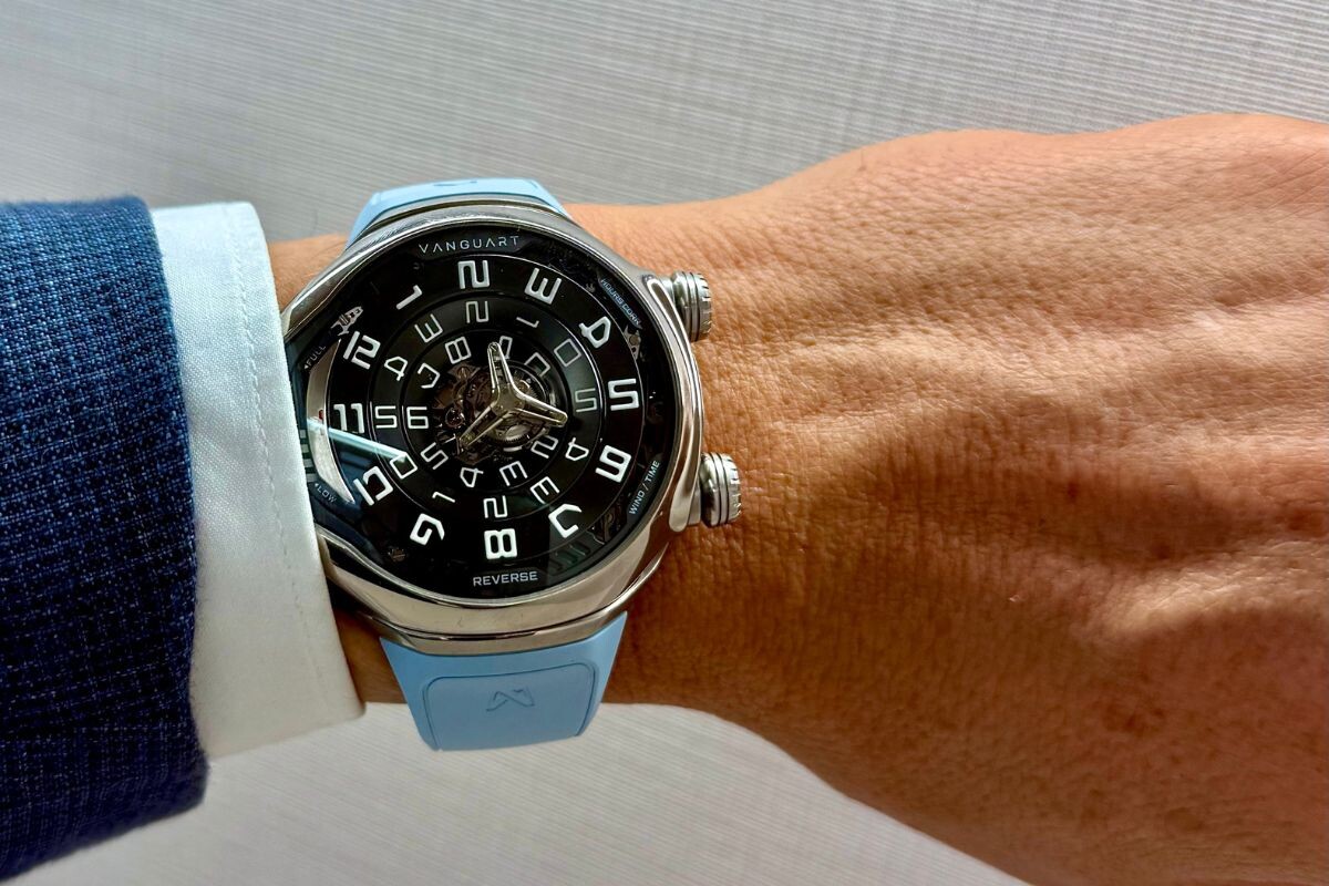 relógio Vanguart Black Hole em titânio no pulso com mostrador com discos e mecanismo à vista