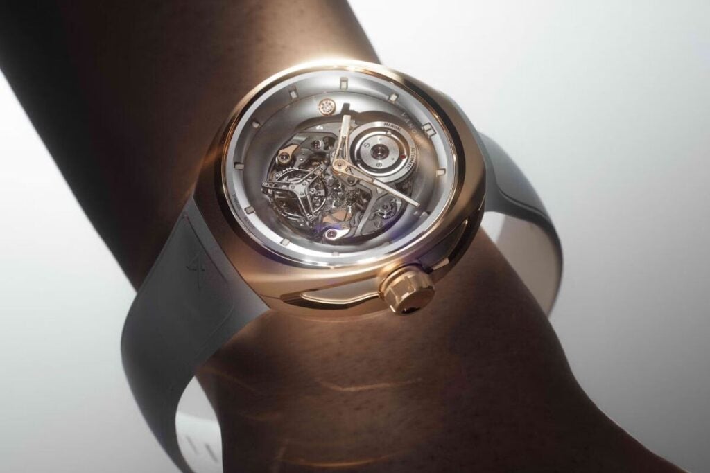 rel&oacute;gio Vanguart Orb em ouro rosa num pulso bronzeado com mostrador transparente e mecanismo &agrave; vista