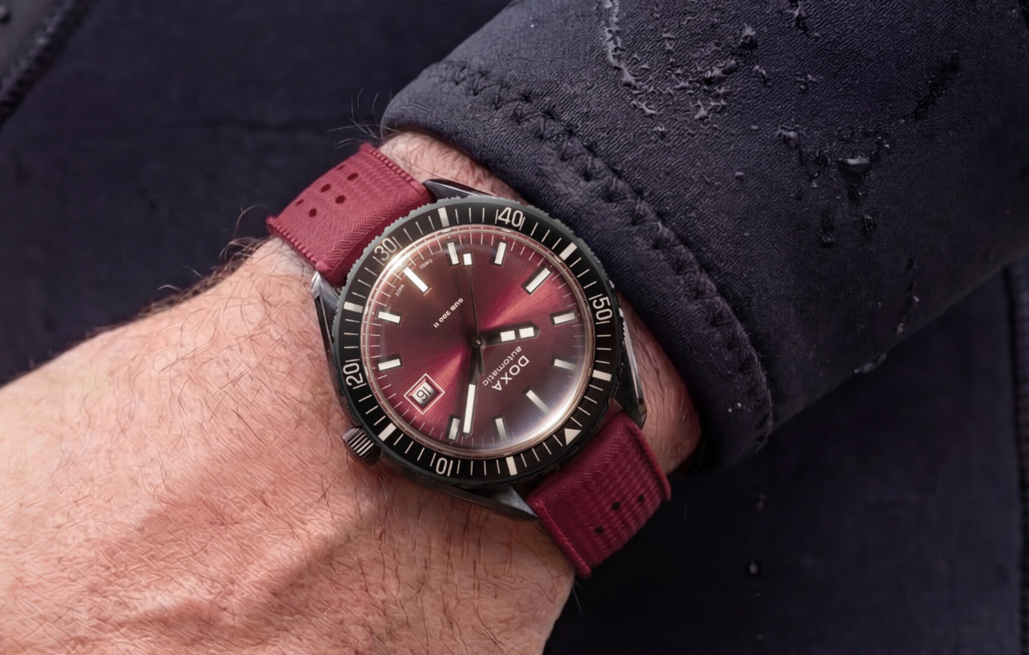 Sub 200 II Redcoral com bracelete Tropic: os 44mm vestem muito bem no pulso | Foto: Doxa