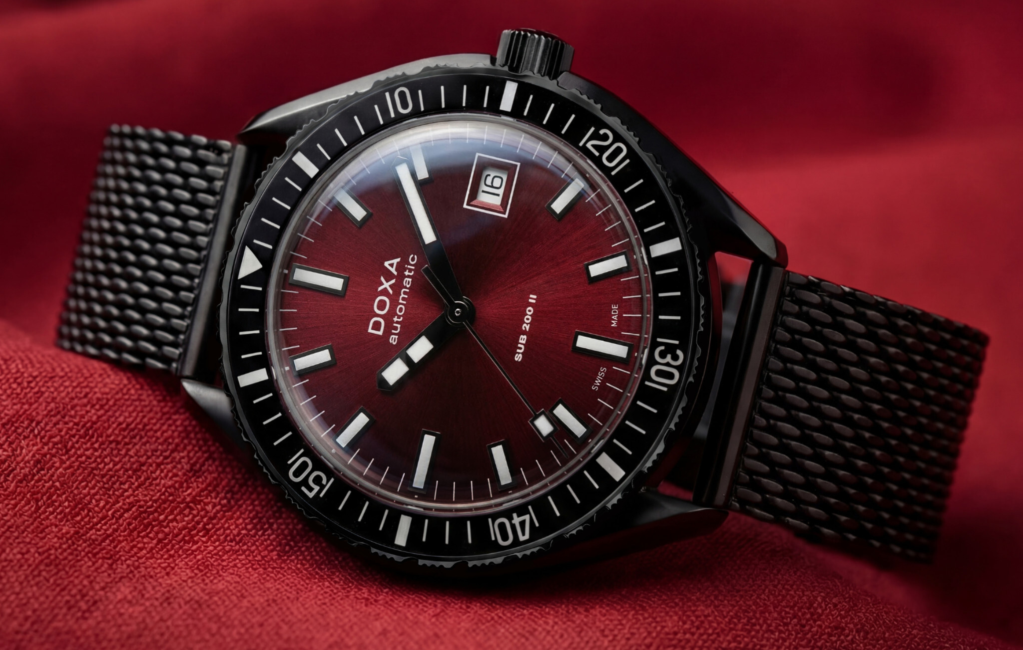 Sub 200 II Redcoral com bracelete milanesa com acabamento DLC a combinar com a caixa | Foto: Doxa