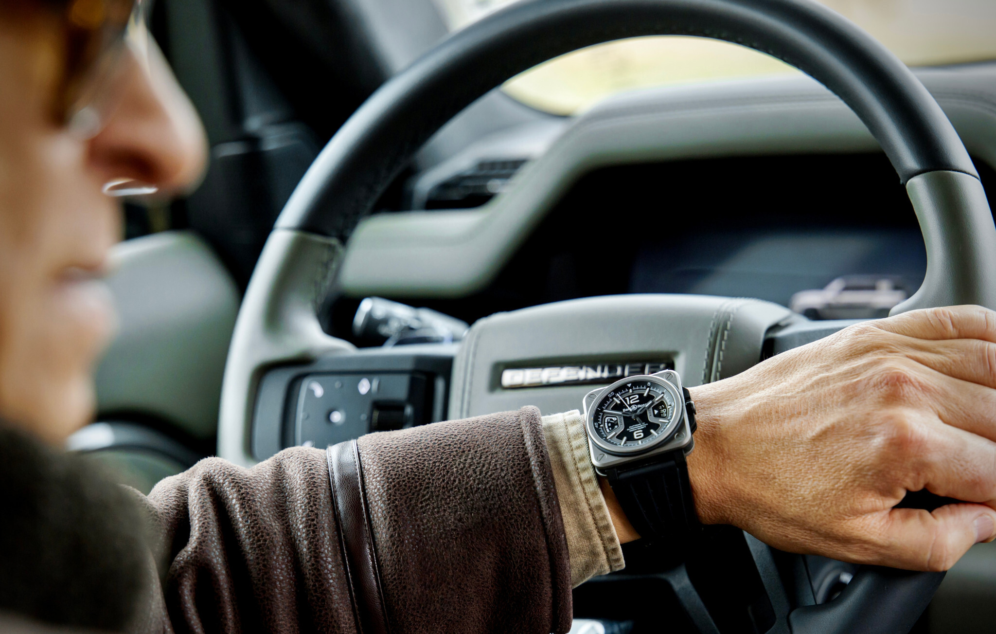 O BR-X3 Black Titanium ao volante de um Defender Octa | Foto: Defender Rally Team