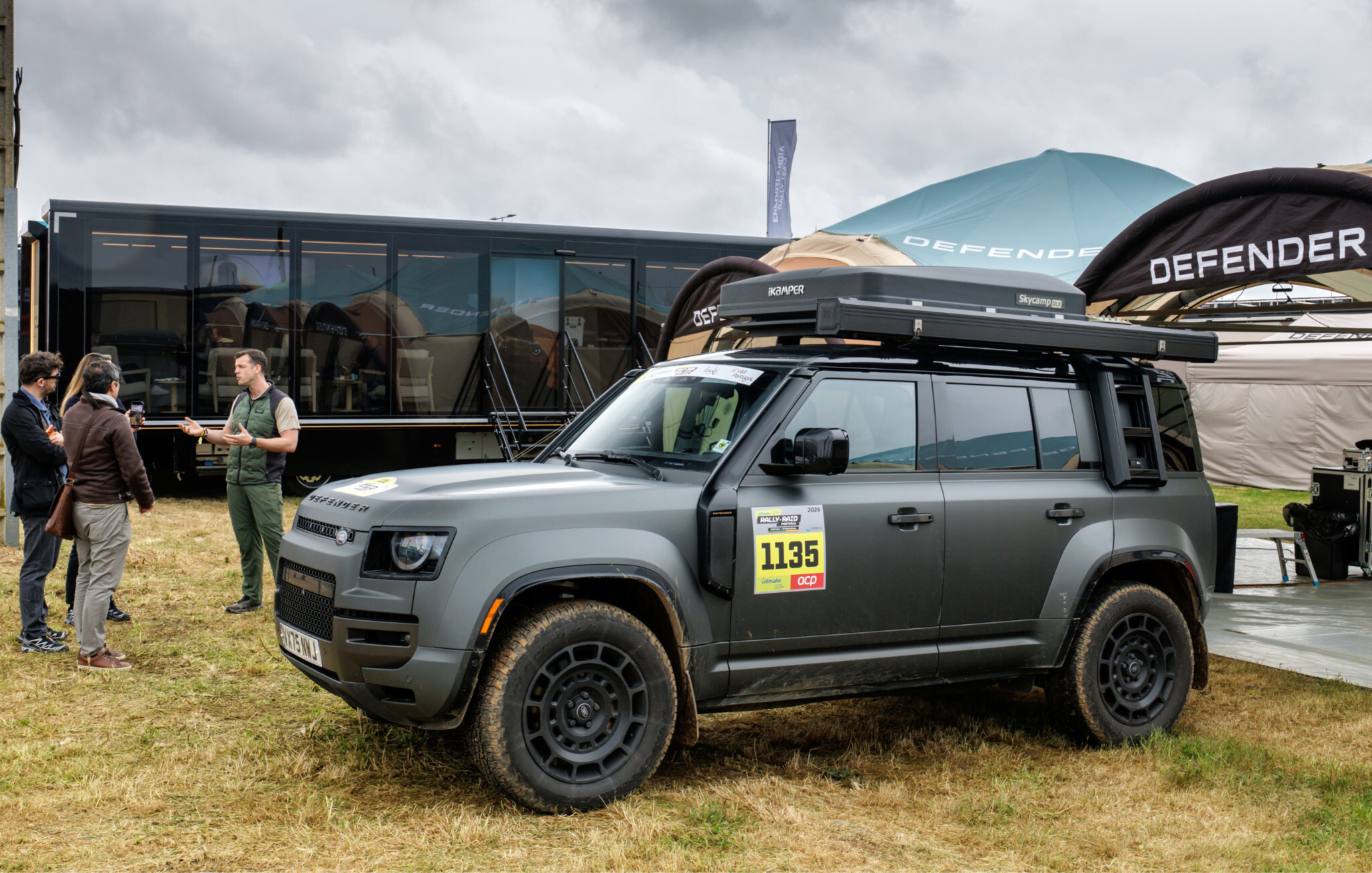 Instalações da equipa Defender Rally no bivouac de Badajoz | Foto: Defender Rally Team