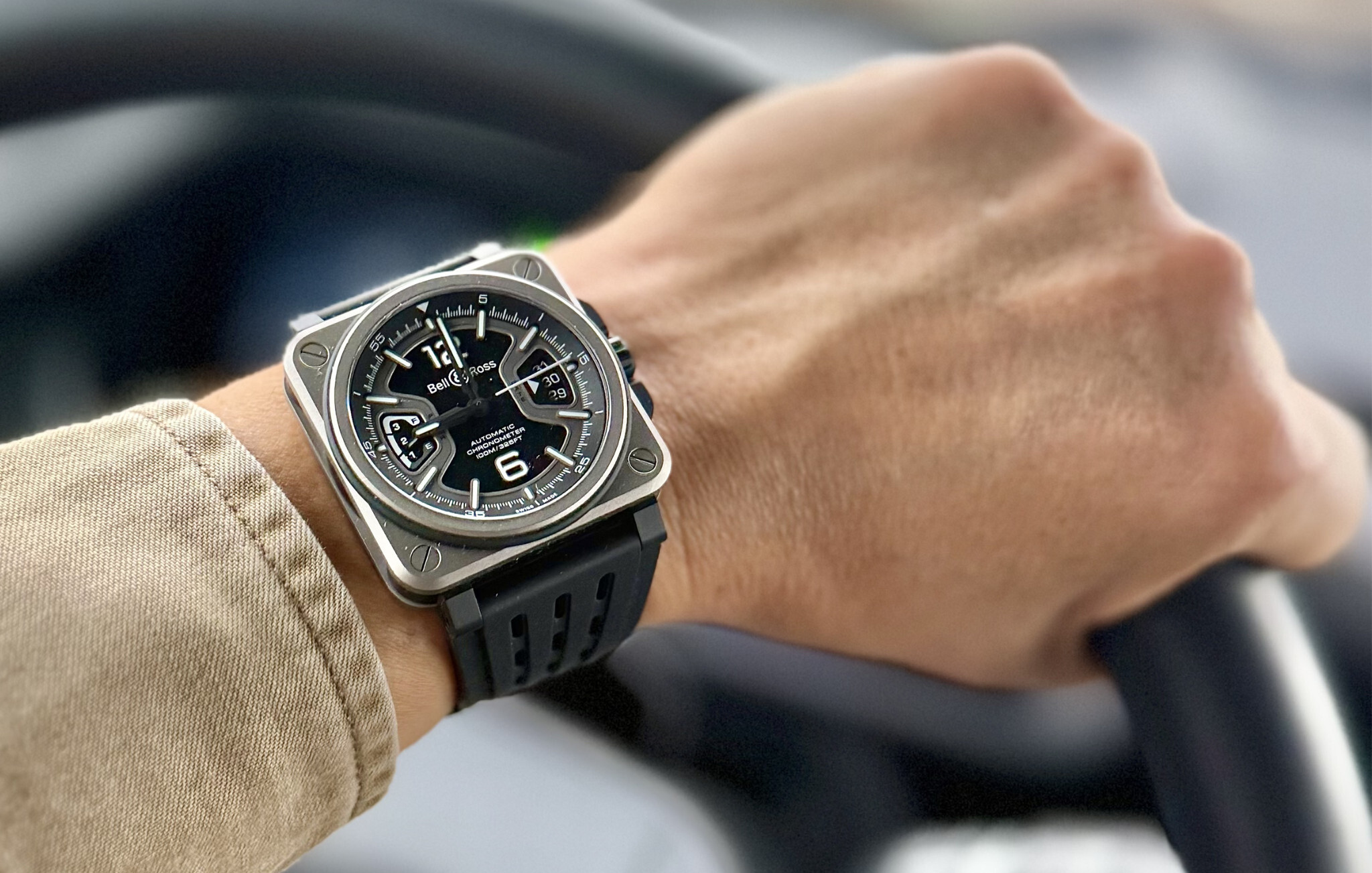 Ao volante de um Defender Octa: o BR‑X3 Black Titanium | Foto: Miguel Seabra/Espiral do Tempo