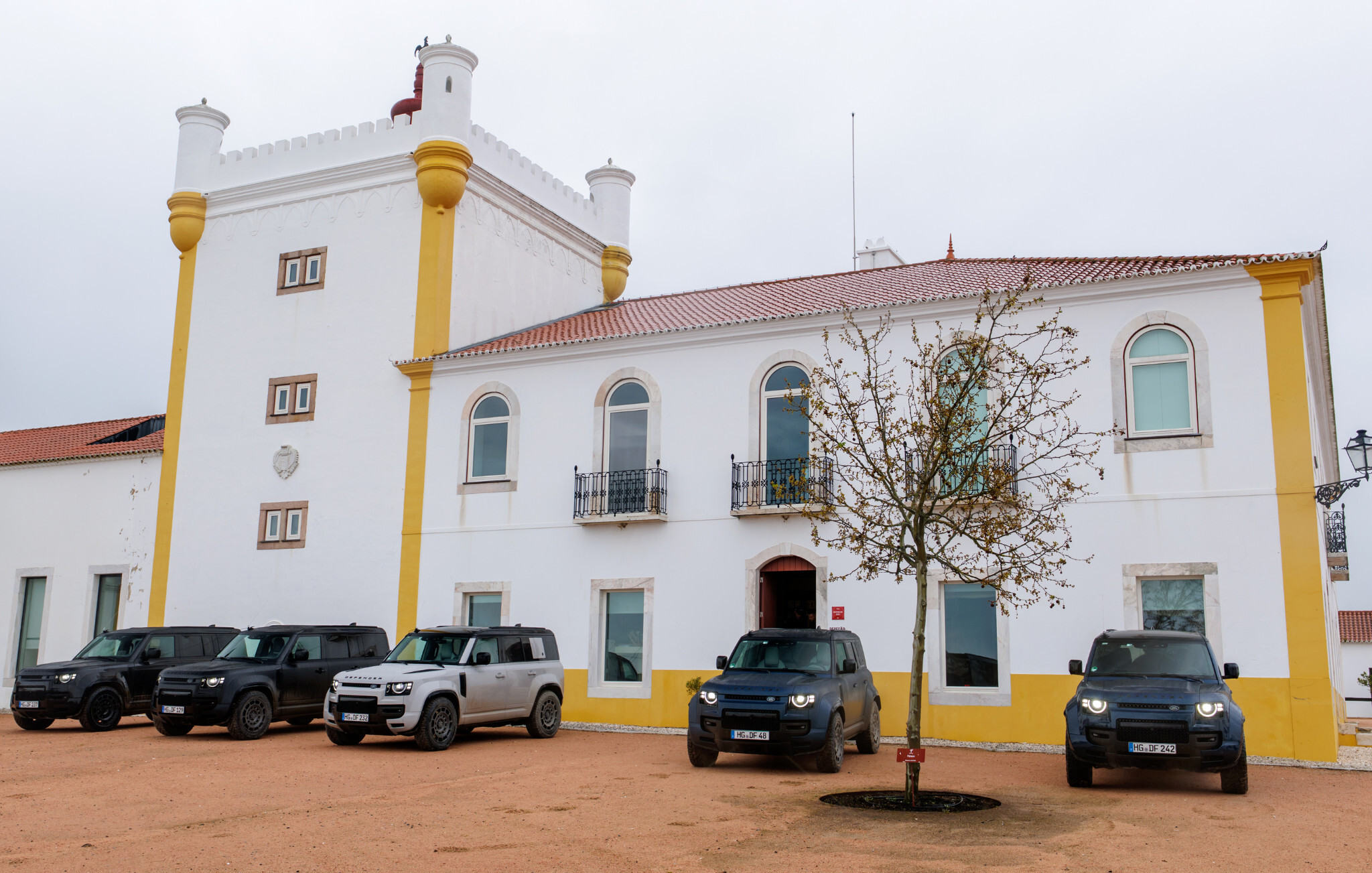 Os Defender Octa em frente ao Torre de Palma Wine Hotel, no Alentejo | Foto: Miguel Seabra/Espiral do Tempo