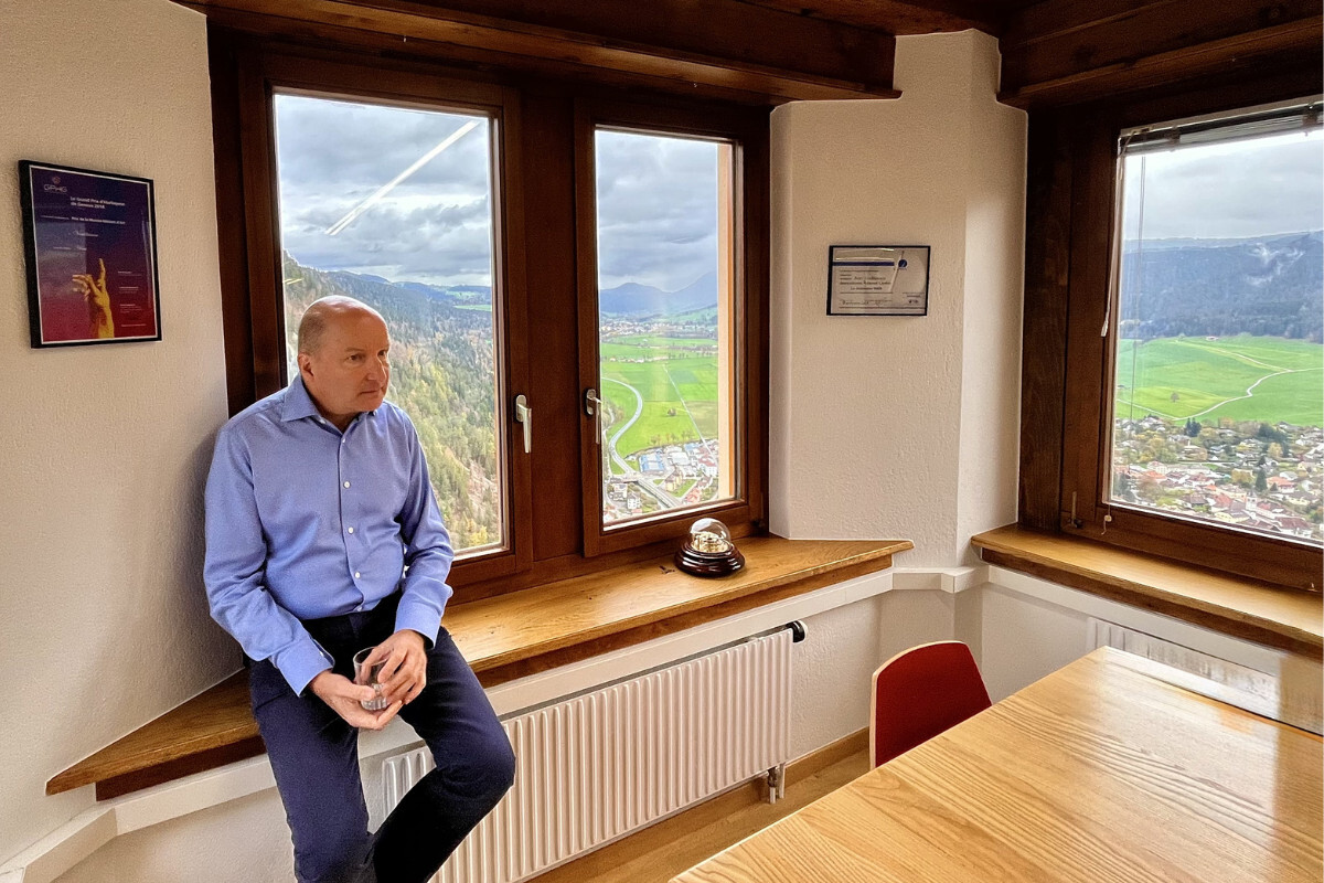 Kari Voutilainen no seu atelier no topo do Chapeau de Napoléon, com vista para o Val-de-Travers | Foto: Miguel Seabra/Espiral do Tempo