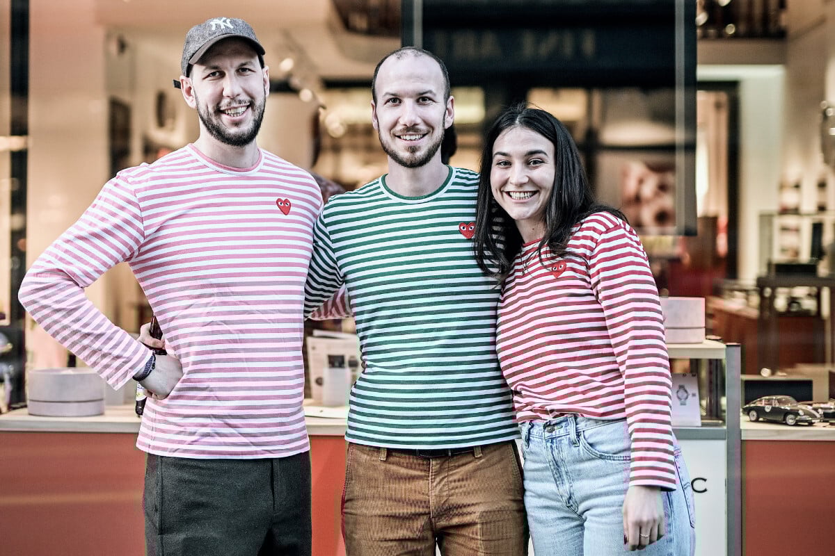 três jovens pessoas, irmãos da família Dreifuss em frente à Boutique Maurice de Mauriac, localizada na Rämistrasse 5, em Zurique. Foto: Miguel Seabra/Espiral do Tempo