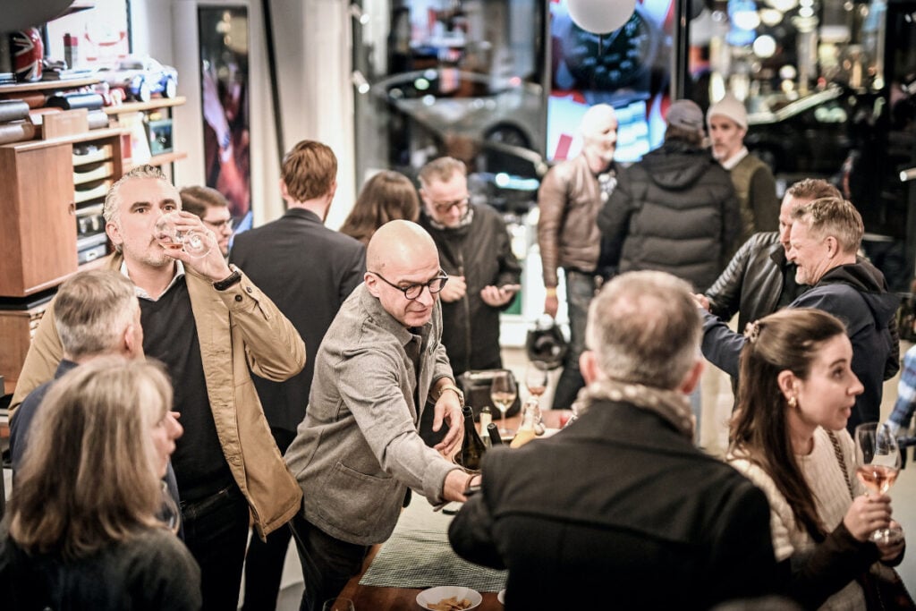Interior com pessoas na Boutique Maurice de Mauriac, localizada na Rämistrasse 5, em Zurique.