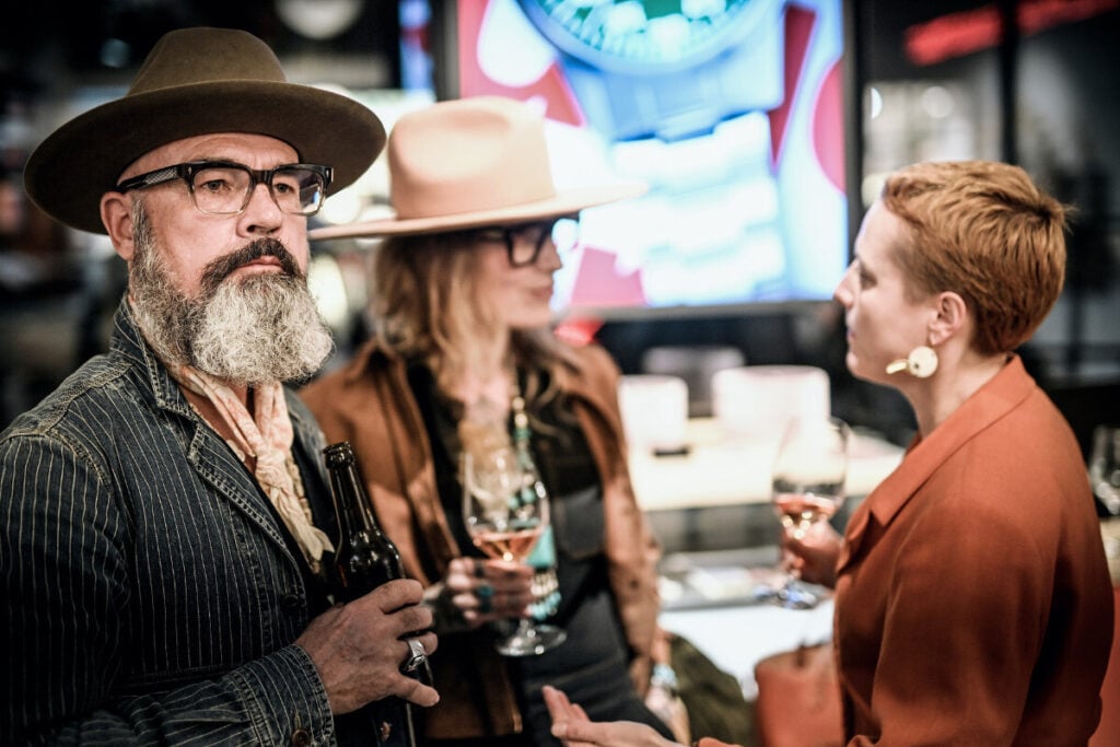 Interior com pessoas de chapéu na Boutique Maurice de Mauriac, localizada na Rämistrasse 5, em Zurique.