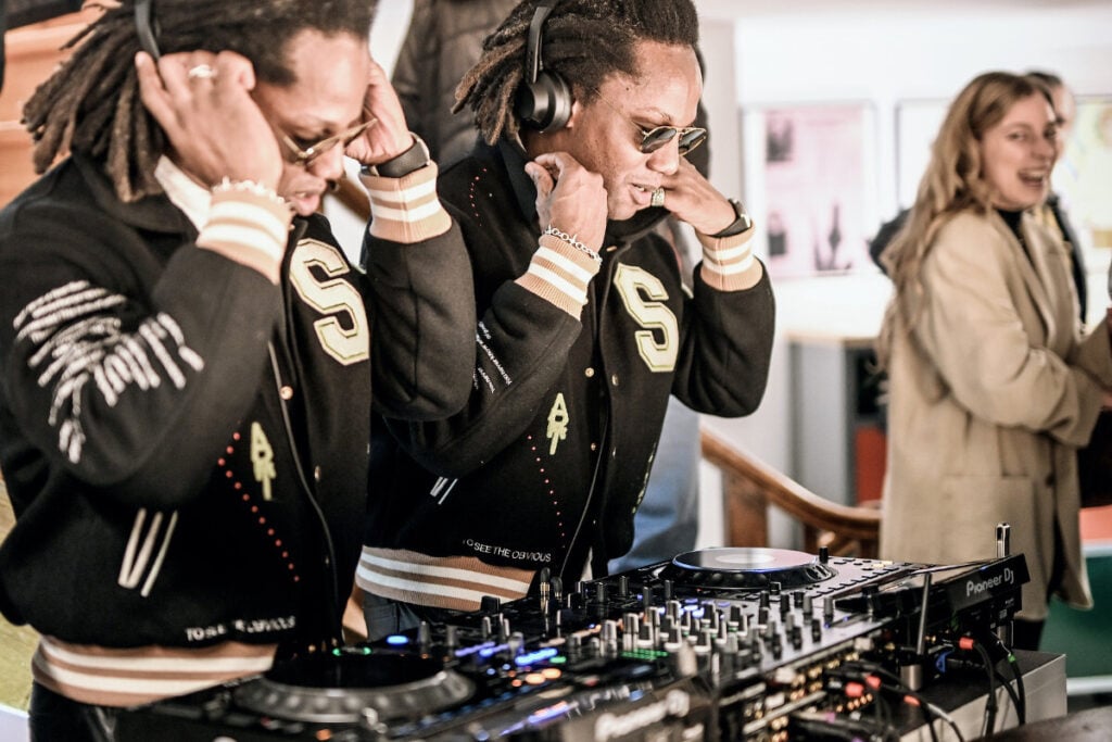 dois disc-jokeys irmãos gémeos franceses Doppelganger na Boutique Maurice de Mauriac, localizada na Rämistrasse 5, em Zurique.