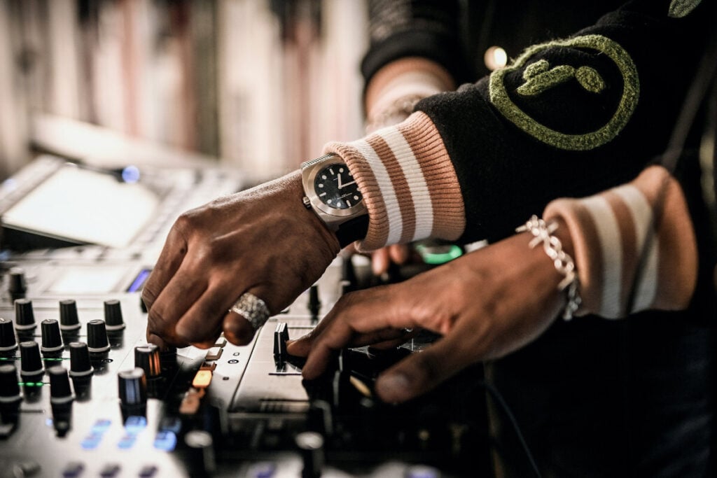 mãos dos dois disc-jokeys irmãos gémeos franceses Doppelganger na Boutique Maurice de Mauriac, localizada na Rämistrasse 5, em Zurique, um pulso com relógio