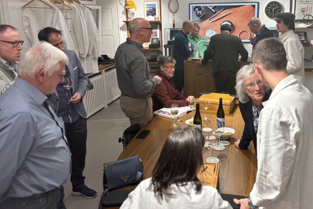 Interior com pessoas na Boutique Maurice de Mauriac, localizada na Rämistrasse 5, em Zurique | Foto: Miguel Seabra