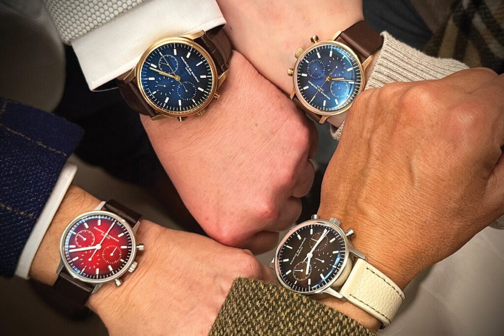 Quatro relógios Maurice de Mauriac usados em conjunto, mostrando diferentes cores de mostrador.