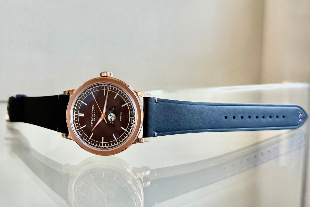 Primeira novidade de 2026: o Raymond Weil Millesime Moon Phase de mostrador castanho | Foto: Miguel Seabra/Espiral do Tempo
