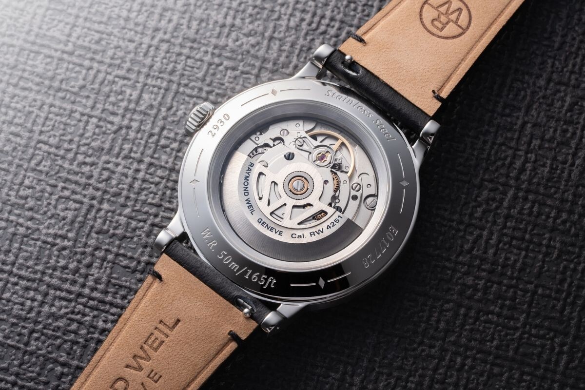 Relógio Raymond Weil Tuxedo Dial com mostrador em setores brancos e grená num pulso Raymond Weil Millesime Small Seconds Tuxedo Dial em bordeaux e branco