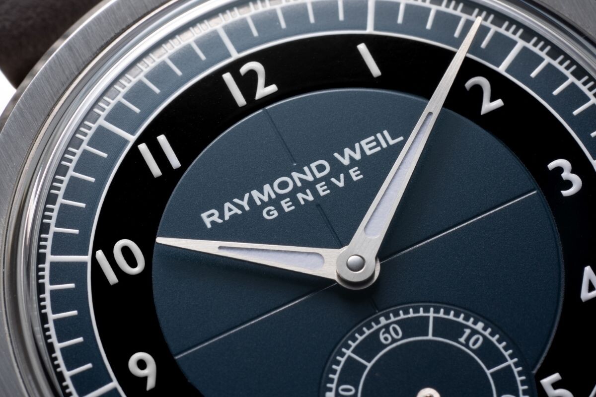 Relógio Raymond Weil Tuxedo Dial com mostrador em setores de tons azuis escuros num pulso Raymond Weil Millesime Small Seconds Tuxedo Dial em azul e preto