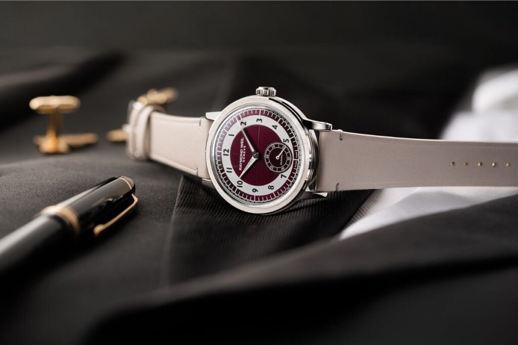 Relógio Raymond Weil Tuxedo Dial com mostrador branco e preto num pulso Raymond Weil Millesime Small Seconds Tuxedo Dial em branco e preto