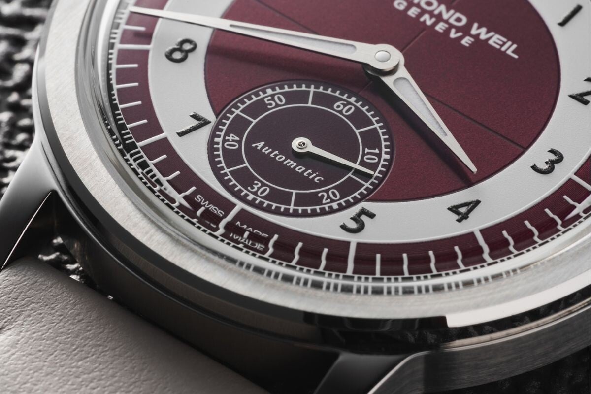 detalhe do Raymond Weil Millesime Small Seconds Tuxedo Dial em bordeaux e branco