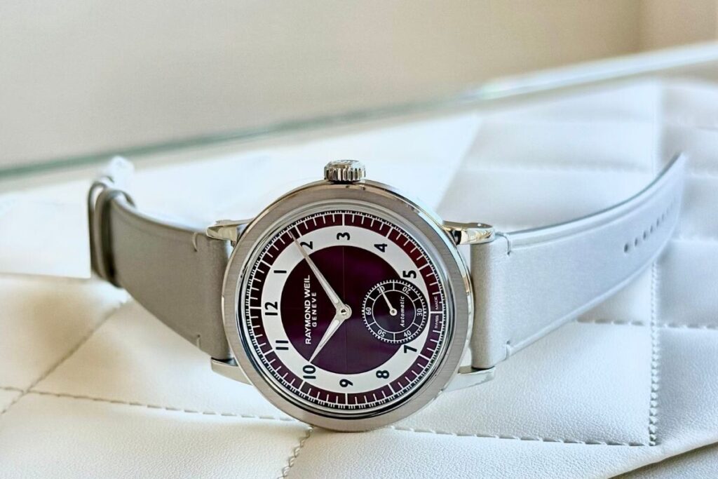 Raymond Weil Millesime Small Seconds Tuxedo Dial em bordeaux e branco