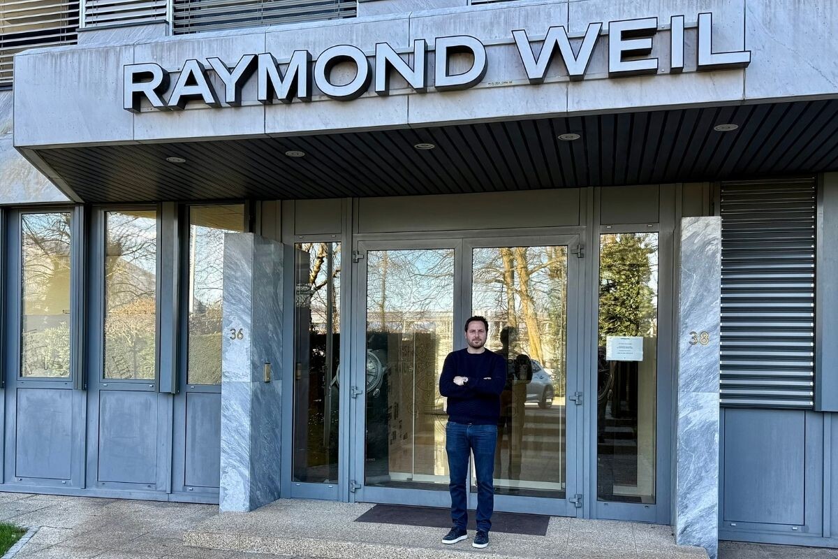 homem de preto à frente do edificio que serve de sede à Raymond Weil em Genebra