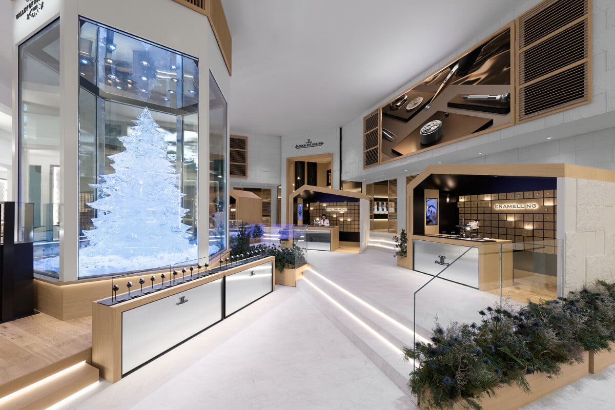 O stand da Jaeger-LeCoultre no Watches and Wonders 2026, com destaque para a representa&ccedil;&atilde;o de um pinheiro coberto de neve