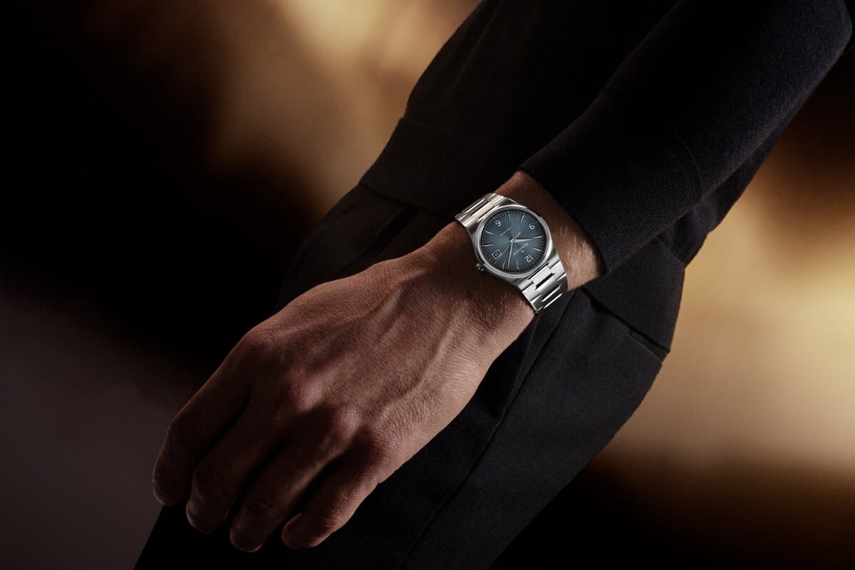 Jaeger-LeCoultre Master Chronometre Date com mostrador azul   num pulso masculino | Foto: Jaeger-LeCoultre