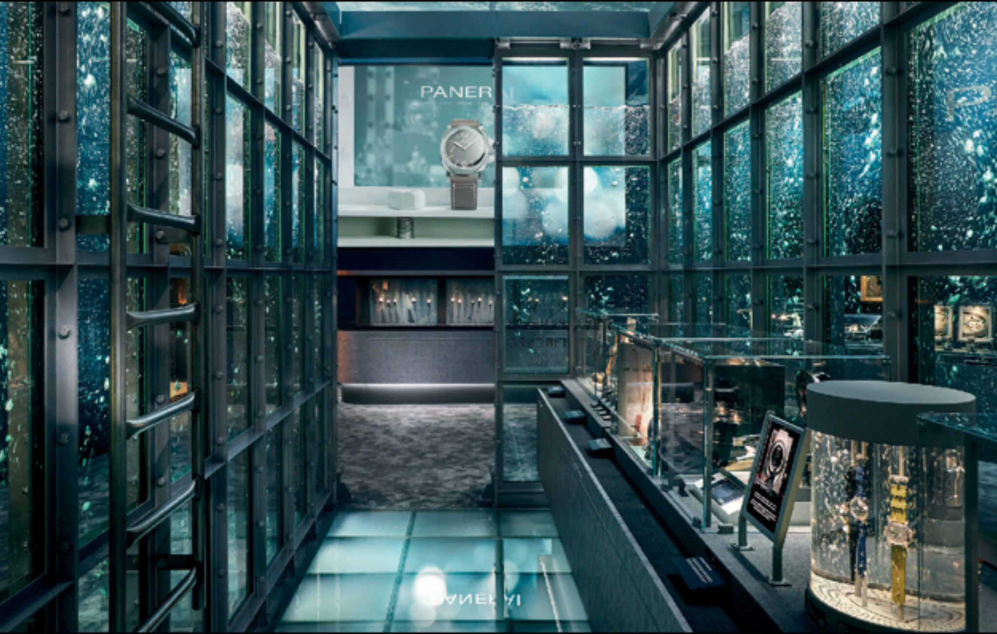 A reprodu&ccedil;&atilde;o do hist&oacute;rico tanque Vasca Panerai dominou o stand da marca no Watches and Wonders | Foto: Panerai