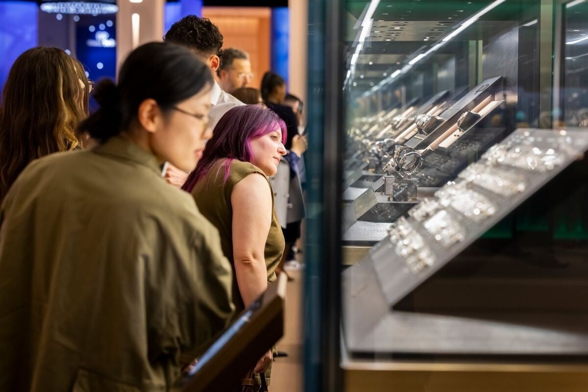 Watches and Wonders 2026: pessoas a ver vitrinas