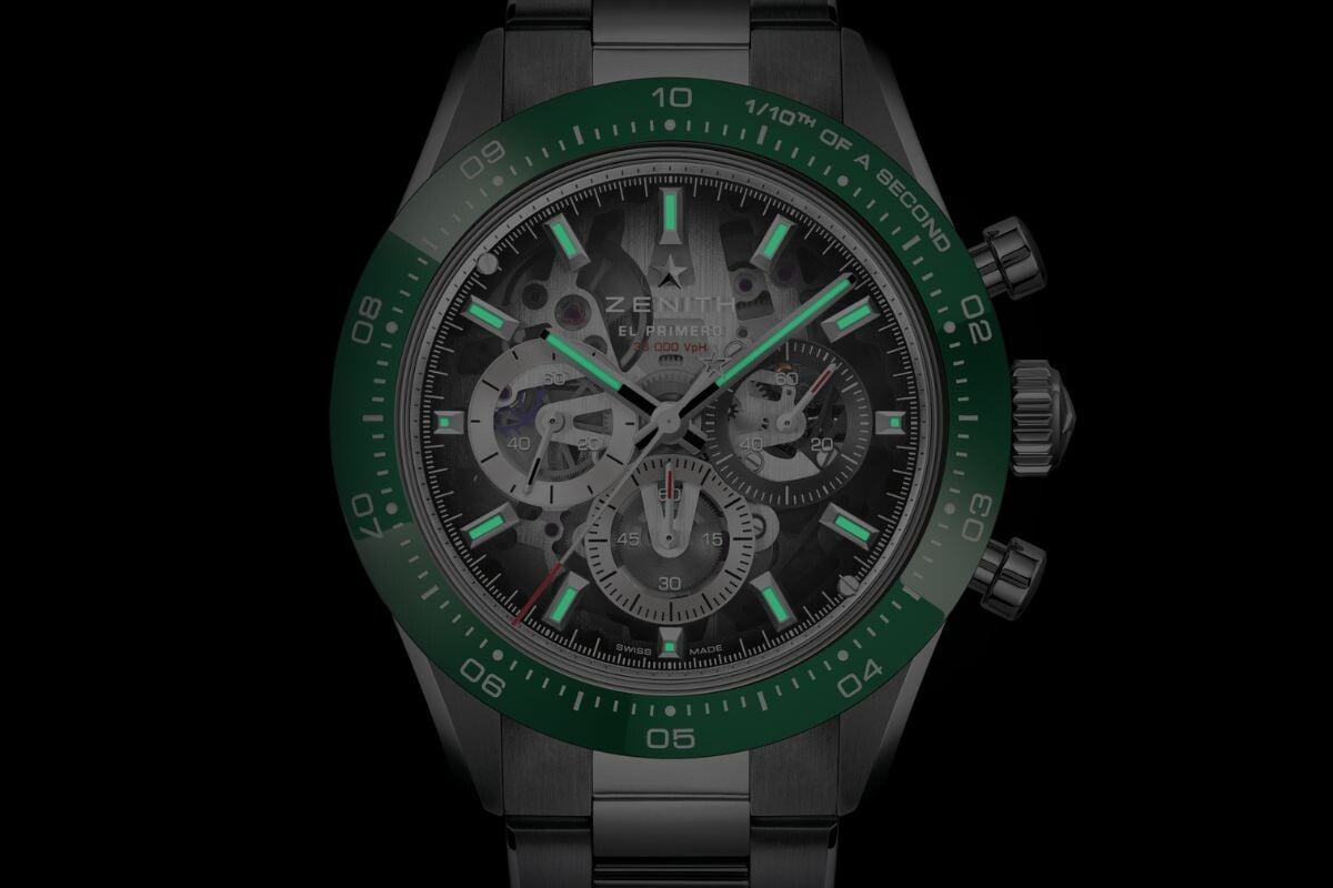 O Chronomaster Sport Skeleton com luneta cerâmica verde, num ambiente escurecido, permitindo destacar os elementos luminescentes | Foto: Zenith