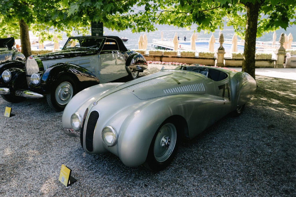carros cl&aacute;ssicos e paisagem de Villa d'Este em It&aacute;lia | Foto: A. Lange & Sohne