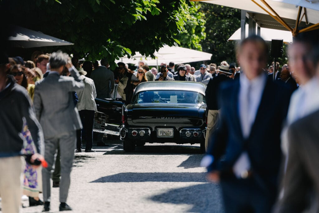 carro cl&aacute;ssico em Villa d'Este em It&aacute;lia muitas pessoas | Foto: A. Lange & Sohne