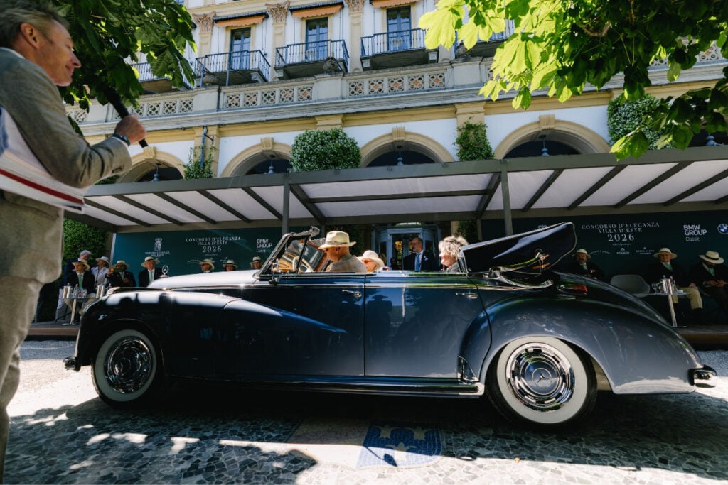 carro cl&aacute;ssico em Villa d'Este em It&aacute;lia com rel&oacute;gios A. Lange & Sohne