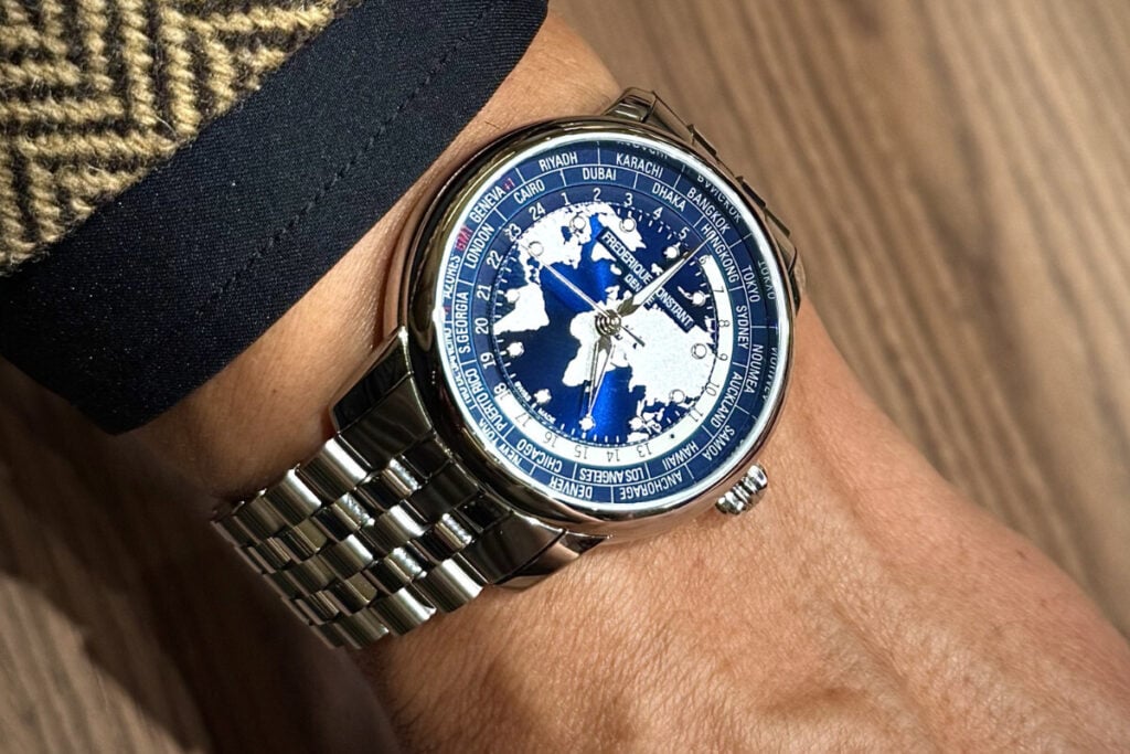 rel&oacute;gio com bracelete no pulso Classic Worldtimer Manufacture da Frederique Constant | Foto: Miguel Seabra/Espiral do Tempo