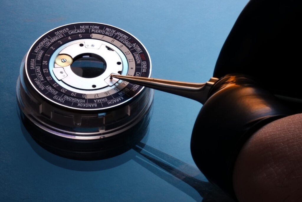 mecanismo de rel&oacute;gio Classic Worldtimer Manufacture | Foto: Frederique Constant