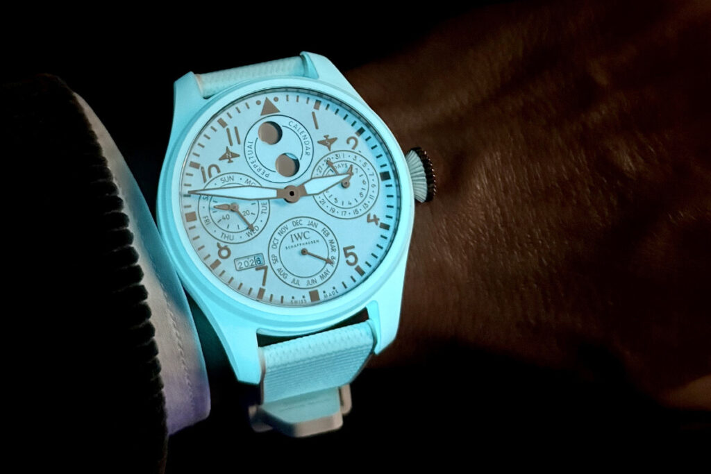 relógio luminescente no pulso IWC Watches and Wonders Big Pilot's Watch Perpetual Calendar Ceralume 1 | Foto: Miguel Seabra/Espiral do Tempo