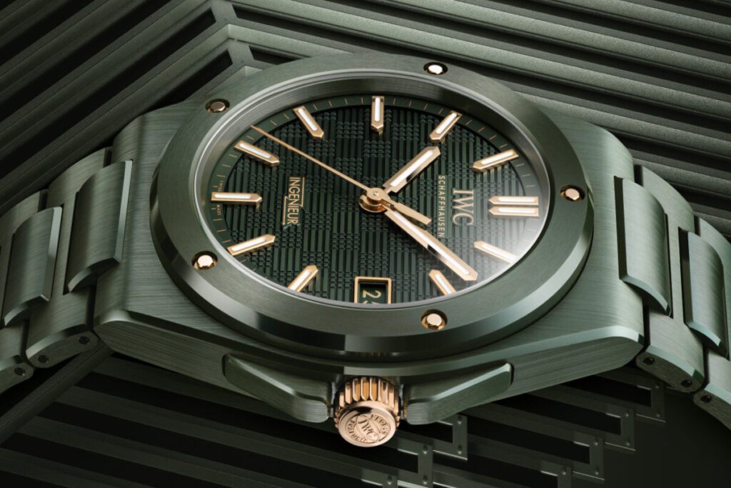 relógio em cerâmica verde com mostrador verde IWC Watches and Wonders Ingenieur Automatic 42